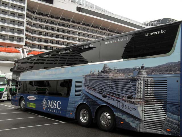 Cruiseschip ms MSC Grandiosa van MSC Cruises aan de Cruise Terminal Rotterdam